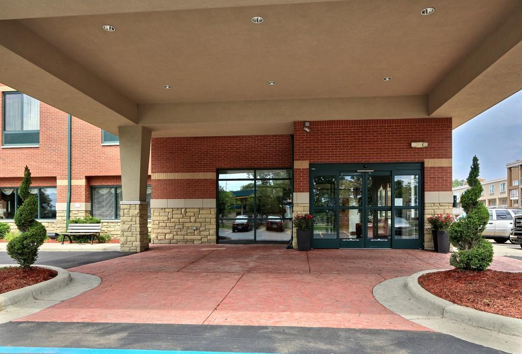 Comfort Suites Canton - Detroit Bagian luar foto