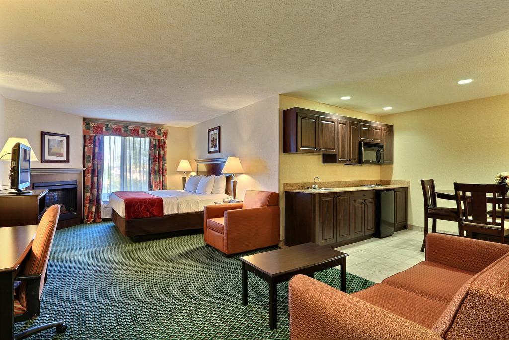 Comfort Suites Canton - Detroit Bagian luar foto